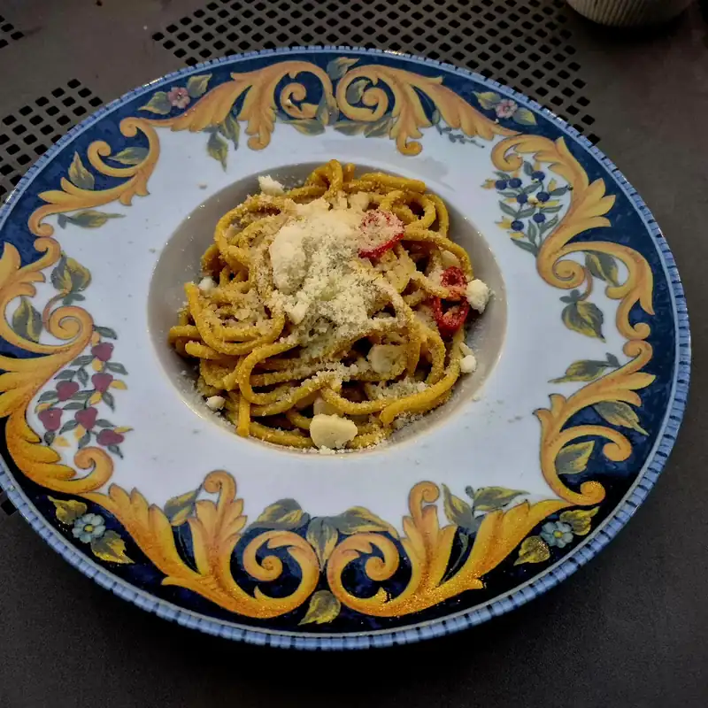 Makaron na talerzu w niebiesko-żółtą majolikę