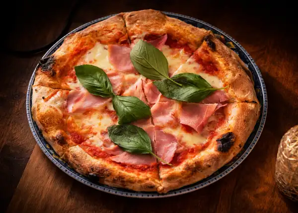Pizza neapolitańska z szynką i bazylią